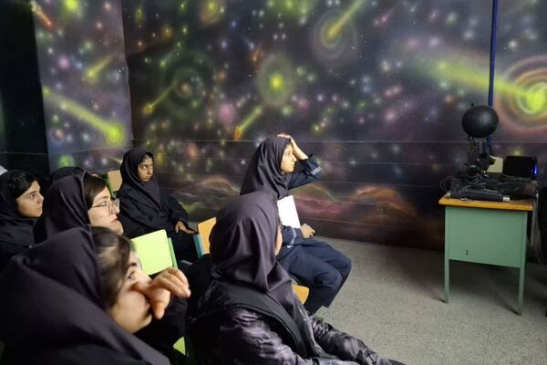 دانش‌آموزان دبیرستان ساره در پژوهشسرای فرهنگ مهارت‌های علمی را تجربه کردند