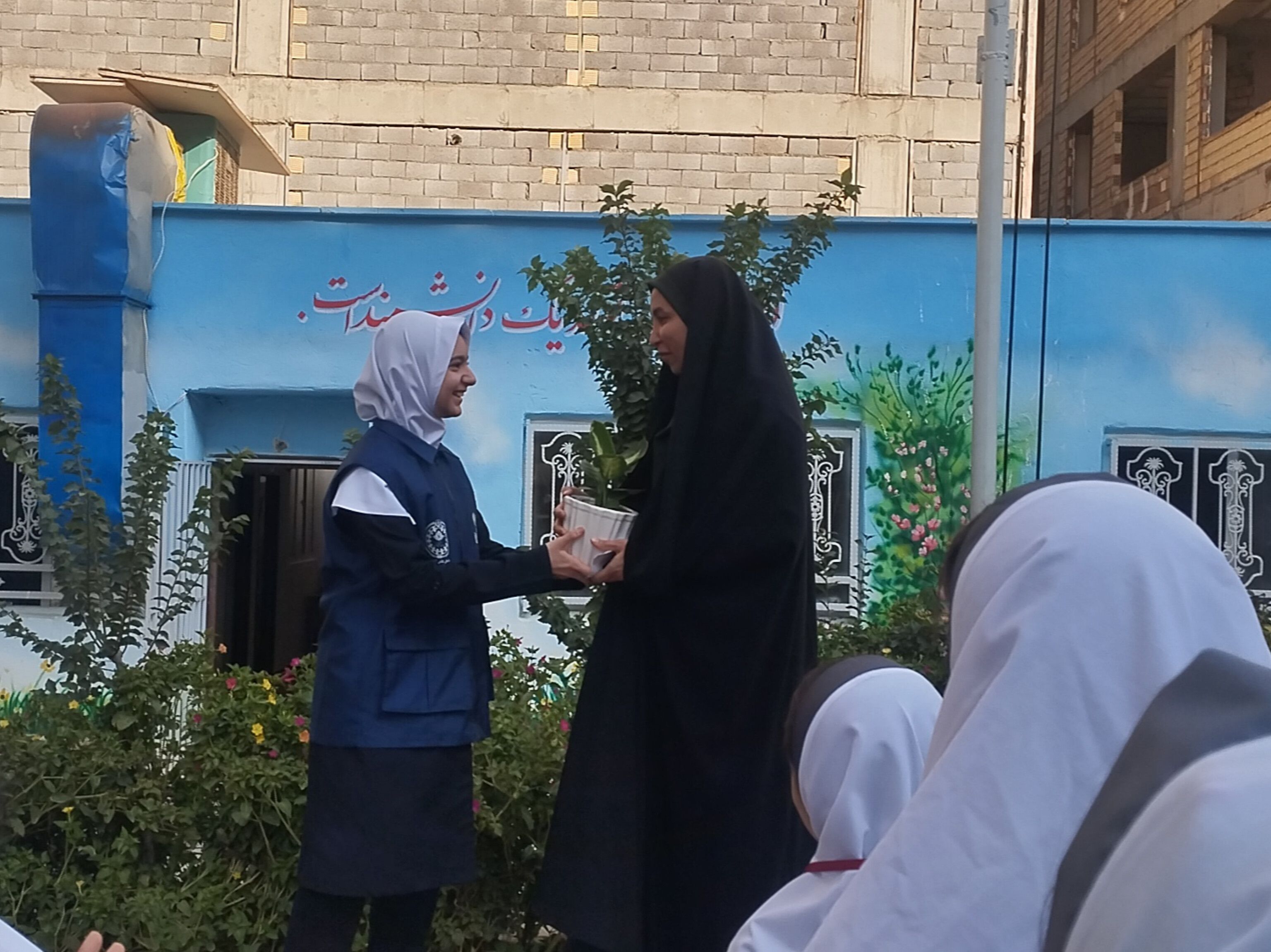حضور مامور نیروی انتظامی در مدرسه و گفتگوی صمیمی با دانش آموزان و آگاهی بخشی درمورد مسائل امنیتی 