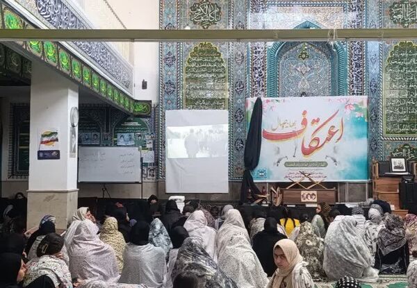 شور معنوی اعتکاف دانش‌آموزی در دامغان