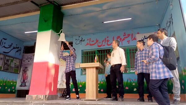 نواختن زنگ آغاز سال تحصیلی در مدرسه اندیشه شاهد منطقه ۱۶ 