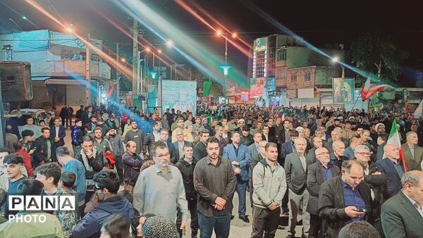 استقامت مردم کوهدشت در شب شصت‌وسوم تجمعات شبانه در میدان امام خمینی(ره)