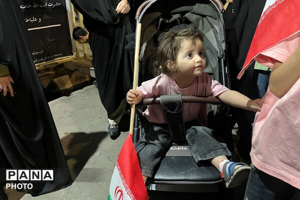 میان دانش‌آموزان و رهبر شهید پیمان جاودانه با نوای سرود رقم خورد