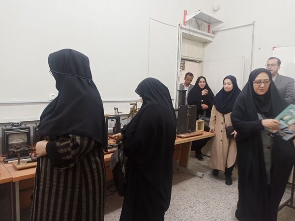 بازدید از پژوهش سرا و آزمایشگاه مرکزی رازی ناحیه ۲ در هفته مشاغل 