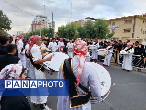استقبال عزاداران حسینی از کاروان نمادین اسرای کربلا در قم