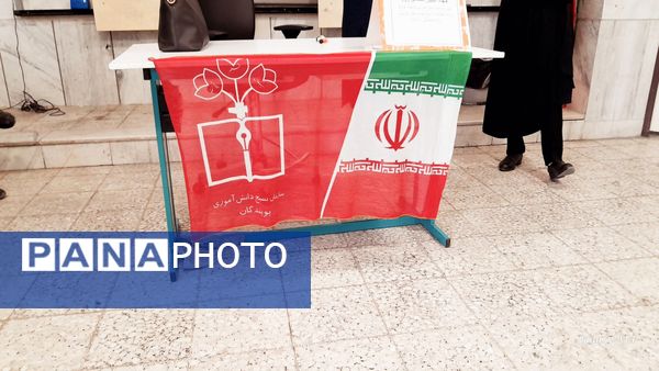 نشست بصیرتی به‌مناسبت دهه فجر در دبیرستان مهین کریمی فارسان