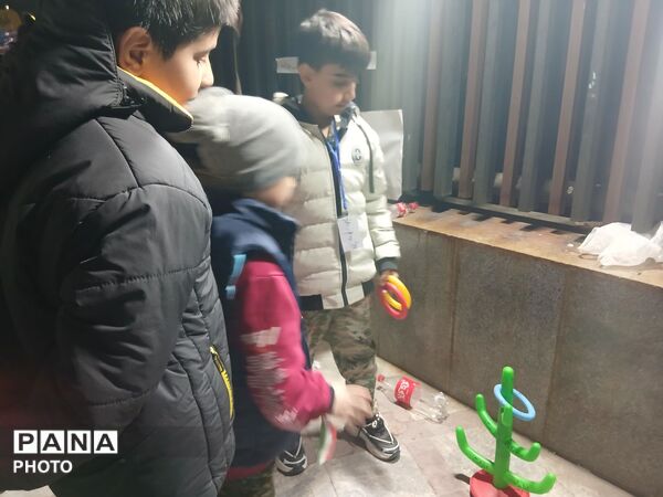 خروش مردم در میادین و تجمعات شبانه همراه با طنین شعار های مهدوی و انقلابی