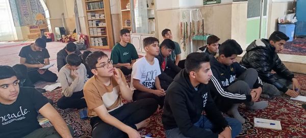 مراسم معنوی اعتکاف دانش‌آموزان پسر ابرکوهی در مسجد چهارده معصوم 