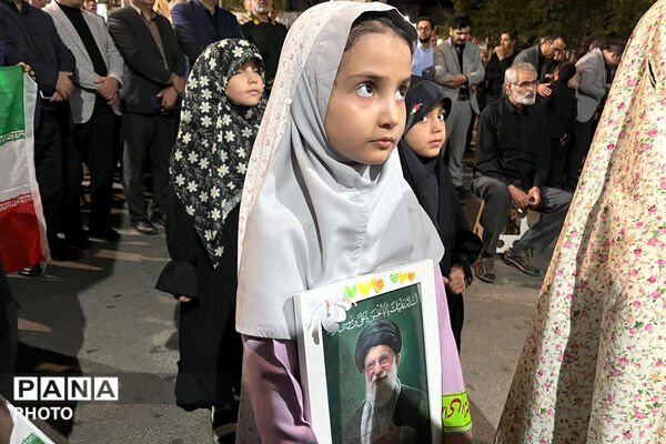 میان دانش‌آموزان و رهبر شهید پیمان جاودانه با نوای سرود رقم خورد