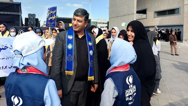 حضور پرشور دانش آموزان پیشتاز مشهدی در راهپیمایی یوم الله ۱۳ آبان