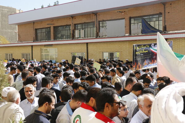 حضور پرشور دانش آموزان محلاتی در راهپیمایی 13 آبان 