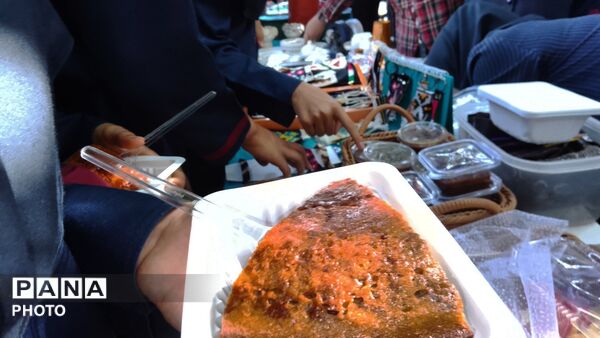 نمایشگاه هنر آفرین ،فروش محصولات و صنایع دستی در دبیرستان عزت طلایی 