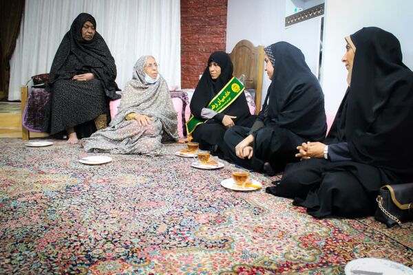 تجلیل دانش‌آموزان بندرعباسی از خانواده شهید در آستانه میلاد حضرت زهرا(س)