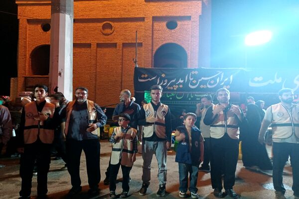 دانش‌آموزان در موکب دانش‌آموزی عشاق‌الحسین از زائرین کربلای معلی پذیرایی کردند