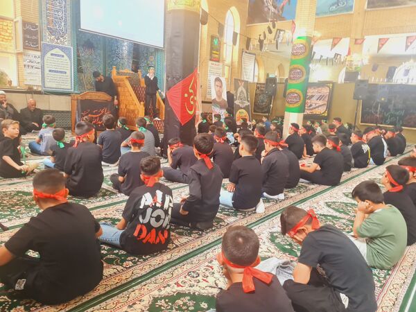 تجدید بیعت دانش‌آموزان ابهری با آرمان‌های عاشورا در سوگواره «احلی من العسل»