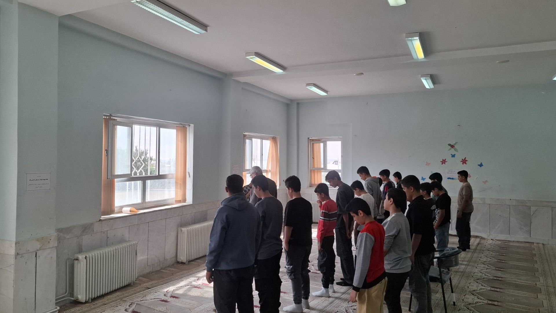 برگزاری‌ نماز‌جماعت در دبیرستان‌ ۲۲‌بهمن‌ چلیچه