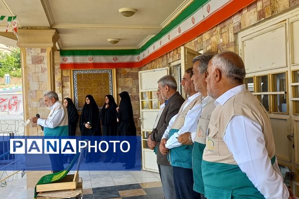 عطر حرم رضوی در دهه کرامت؛ پرچم متبرک امام رضا (ع) در مدرسه سمیه و شاهد فرهنگ