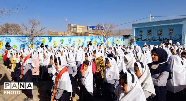 تقدیراز مربی پرورشی مدرسه فاطمه الزهرا(س) در هفته امور تربیتی