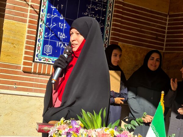 آئین نواختن زنگ مهر در دبیرستان دخترانه فرهنگ ۱۳ 