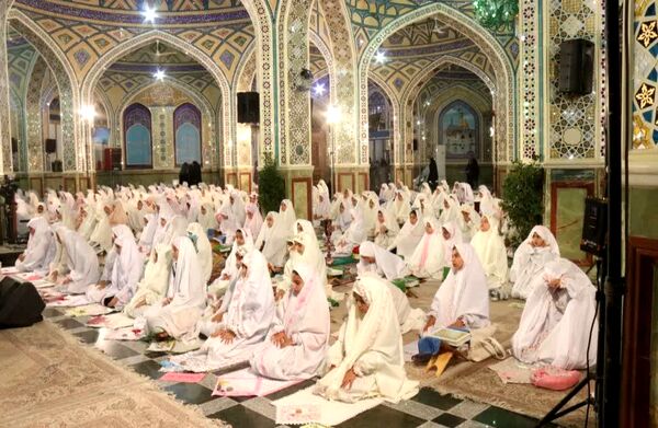 اجتماع روزه اولی‌ها با حضور پرشور دانش‌آموزان دختر در آستان مقدس حضرت محمد هلال بن علی (ع) 