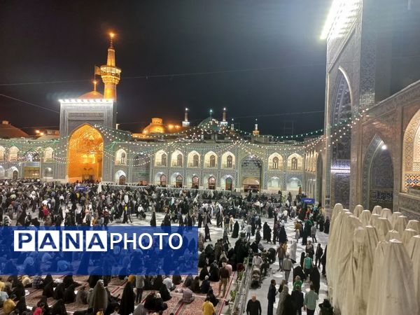 سیل عظیم زائران و مجاوران حرم امام رضا (ع) در شب ولادت یازدهمین امام شیعیان