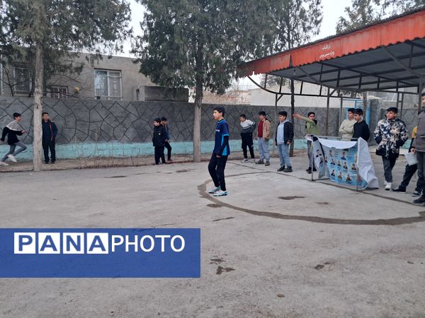 برگزاری مسابقه فوتبال گل کوچک درون مدرسه‌ای به‌مناسبت دهه فجر دبیرستان  پژوهش آشخانه 