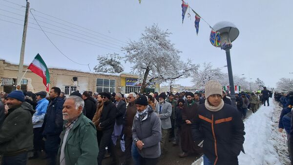 حضور پر شور فرهنگیان و دانش آموزان در کنار مردم ولایتمدار شهرستان صالح آباد در یوم الله ۲۲بهمن