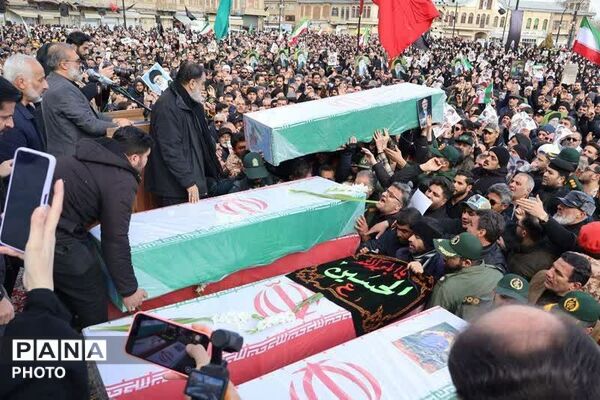  تشییع پیکر شهدا در میدان امام خمینی (ره) همدان با حضور حماسی مردم همیشه در صحنه