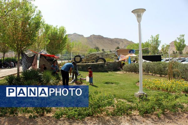 حضور گردشگران روز طبیعت در محوطه باغ‌موزه دفاع مقدس قم