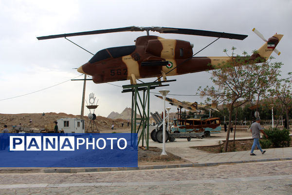 حضور گردشگران روز طبیعت در محوطه باغ‌موزه دفاع مقدس قم