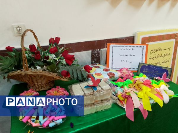 نماز جماعت رنگین در مدرسه‌ مدرس تبریز