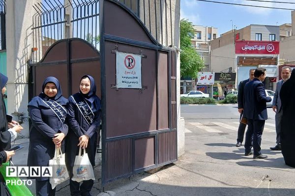 کاشت نهال به یاد شهدای میناب با شعار امنیت، سلامت با صیانت از محیط زیست در ناحیه دو شهرری 
