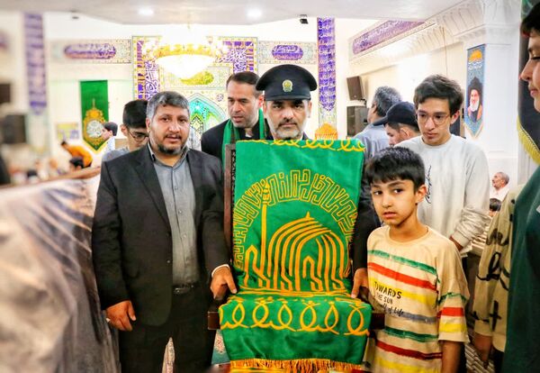 پرچم متبرک امام رضا (ع) در جشن ولادت امام رئوف در مسجد امام حسن عسکری (ع) بجنورد 