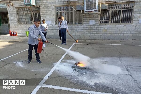 آموزش اطفا حریق در دبیرستان تیزهوشان شهید بهشتی ناحیه دو شهرری 
