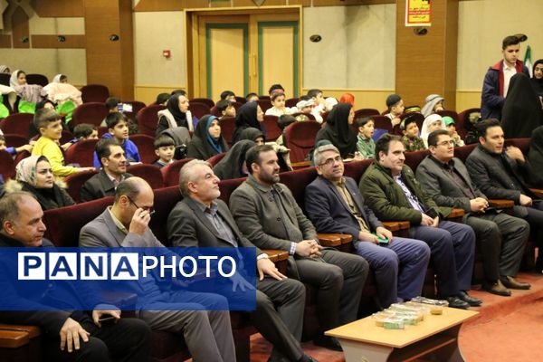 رونمایی از کتاب «تنها در میان جمع» دانش‌آموز نویسنده تبریز 