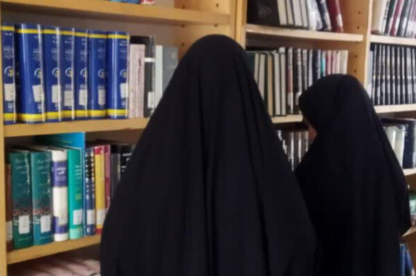 بازدید دانش‌آموزان مدرسه‌ حضرت زهرا (س) نیر از کتابخانه در هفته‌ کتاب 