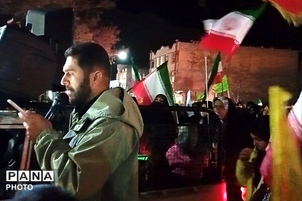 اینجا دانش‌آموزان و فرهنگیان میدان‌داری می‌کنند