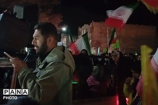 اینجا دانش‌آموزان و فرهنگیان میدان‌داری می‌کنند