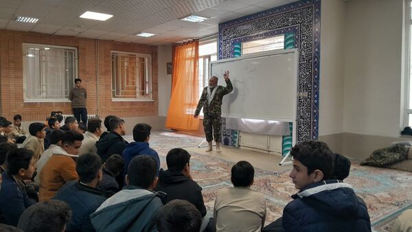 برگزاری جلسه درس آمادگی دفاعی نهم در مدرسه ابوریحان بیرونی شیفت صبح نیشابور