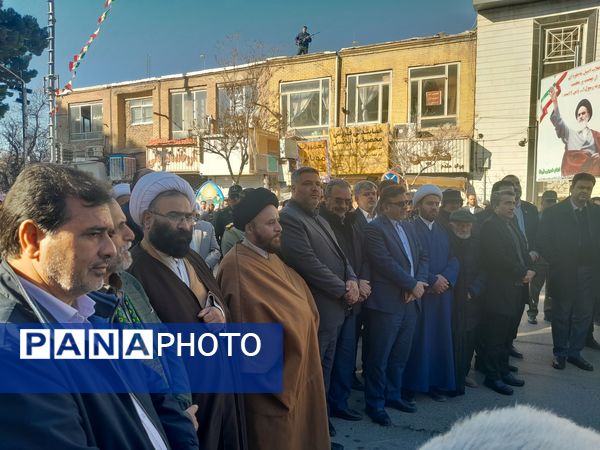 آیین گلباران تمثال امام خمینی(ره) در آغاز دهه فجر