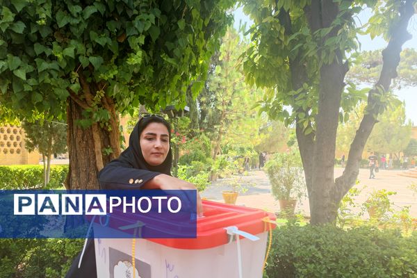 حضور پرشور مردم شیرازدرشعبه اخذ رأی حافظیه 