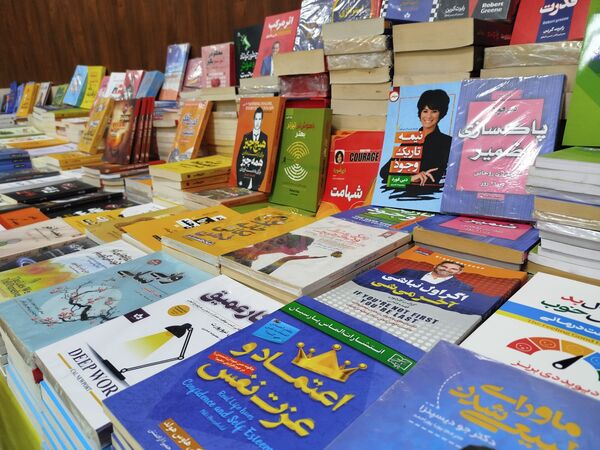 گشایش نمایشگاه کتاب در فرهنگسرای فاروج 