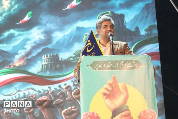 تجدید میثاق هنرمندان یزدی با آرمان‌های انقلاب در میدان امام حسین (ع)