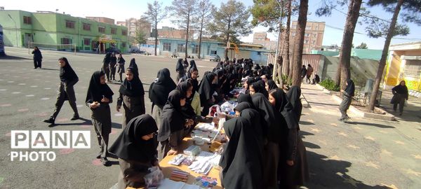 برپایی بازارچه دانش آموزی در دبیرستان نمونه اندیشه شهرستان کاشمر