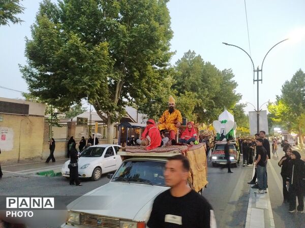 حرکت دسته های عزاداری هیئت شاهزاده قاسم (ع) به سمت زیارتگاه امام زاده سید حمزه 