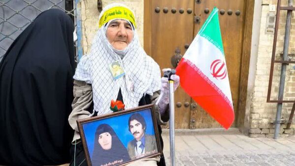 پیر و جوان، زن و مرد، همه آمدند