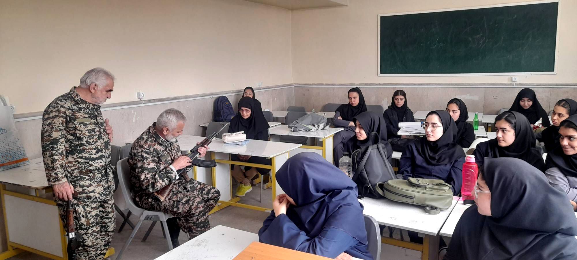 برگزاری کارگاه آموزشی تیر اندازی با اسلحه در هنرستان آفرینش پردیس 
