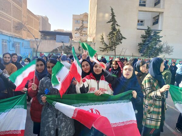 نواختن زنگ انقلاب در دبیرستان شهید محمدکاظم موسوی ناحیه ۲ کرج و شهرستان فردیس 