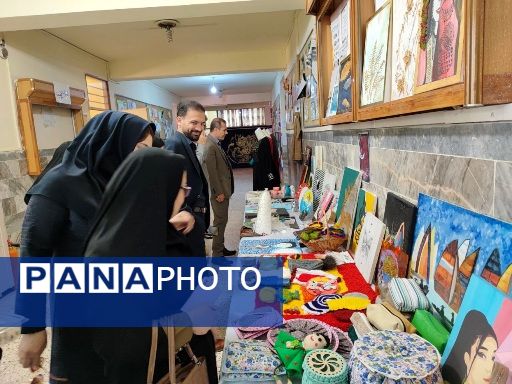 نمایشگاه هنرهای دستی و نمایشگاه کسب و کار دانش‌آموزی در هنرستان ثمین شهرستان سملقان