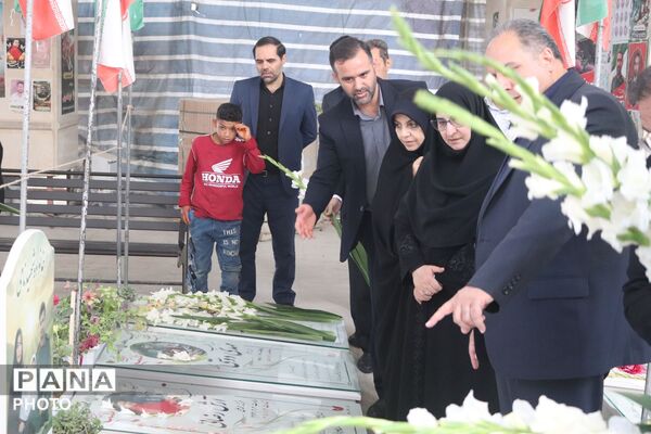 ادای احترام معاون آموزش ابتدایی وزارت آموزش و پرورش به مقام شامخ شهدای معلم و دانش آموز در تبریز