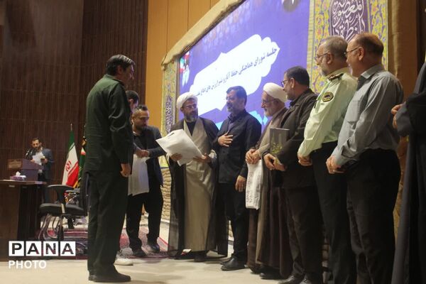 رونمایی از نخستین جلد دانشنامه دفاع مقدس استان قم